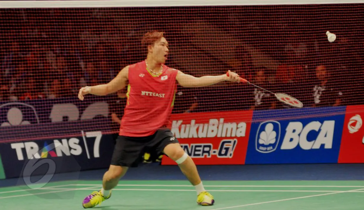 Kento Momata mengembalikan kok ke arah Denmark Jan O Jorgensen asal Denmark di final BCA Indonesia Open Superseries Premier 2015 di Jakarta, Minggu (7/6/2015). Kento menang 16-21, 21-19, 21-7. (Liputan6.com/Andrian M Tunay)