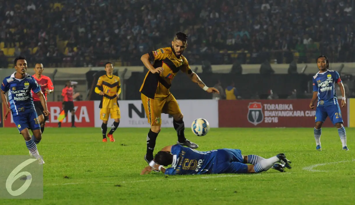 Penyerang Mitra Kukar, Marlon Da Silva De Moura (tengah) melompat menghindari Bek Persib, Tony Sucipto saat laga Turnamen Piala Bhayangkara di Stadion Si Jalak Harupat, Soreang, Bandung, Kamis (17/3/2016). (Liputan6.com/Helmi Fithriansyah)