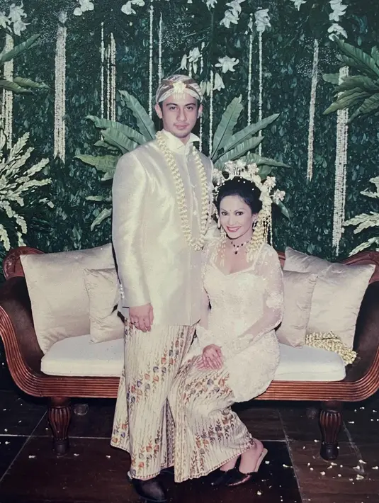 Ersa Mayori dan Otto Djauhari tampak memesona dengan busana adat jawa yang khas. [Foto: Instagram/ersamayori]