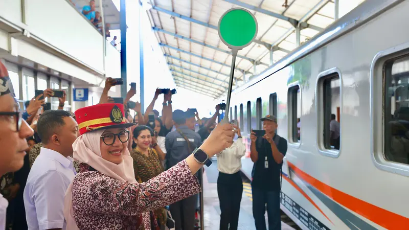 Bupati Banyuwangi Ipuk Fiestiandani meresmikan peluncuran perdana kereta api Blambangan Ekspres relasi Banyuwangi - Jakarta. (Istimewa)