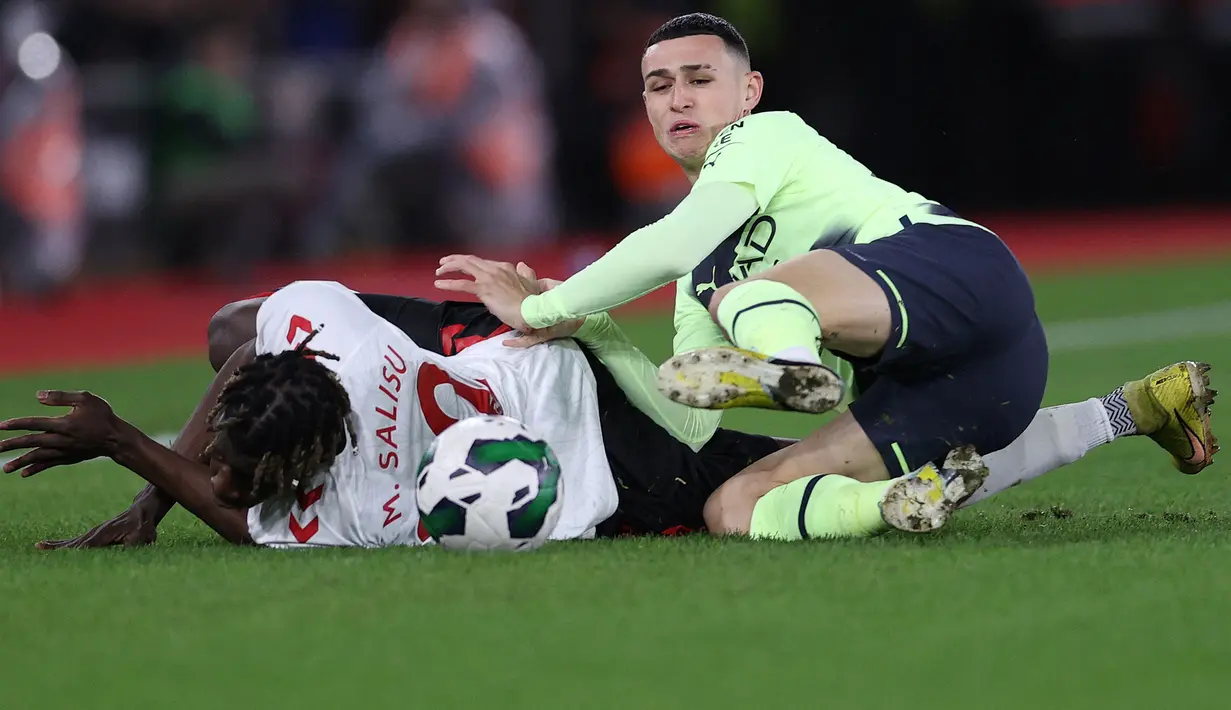Hingga babak pertama usai, Phil Foden dkk hanya mampu melepaskan dua tendangan tanpa satu pun yang tepat sasaran. (AFP/Adrian Dennis)