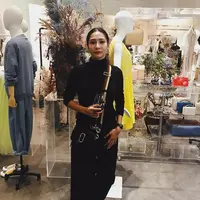 Busana warna hitam menjadi pilihan Mey Chan kali ini. Atasan model turtle neck yang dipakainya membuat gaya  Mey Chan terlihat simple. Namun tetap memikat pastinya. (Instagram/ditaofficial.id)