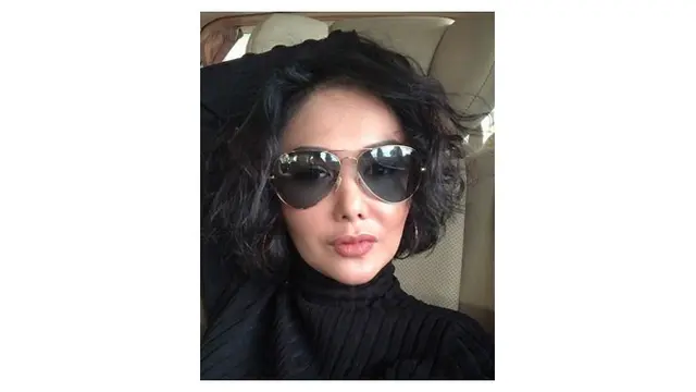 6 Gaya Yuni Shara dengan Rambut Keriting, Dipuji Makin Cantik