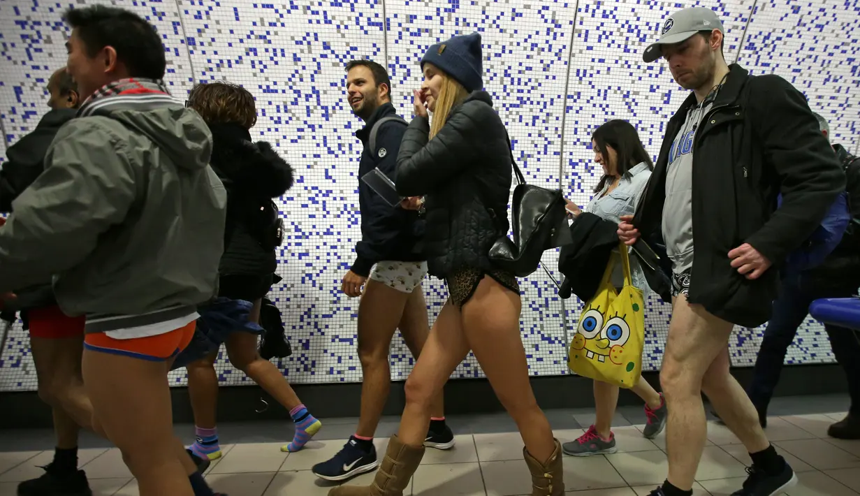 Sejumlah penumpang tanpa mengenakan celana bersiap menaiki kereta selama No Pants Subway Ride ke-18 di London Underground di London, Inggris (13/1). Peringatan ini dilaksanakan setiap tahunnya bermula dari Kota New York, AS. (AFP Photo/Daniel Leal-olivas)