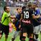 Pemain AC Milan, Theo Hernandez terlibat keributan dengan pemain Inter Milan, Denzel Dumfries dalam Derby Della Madoninna Serie A Liga Italia 2022/2023, Sabtu (3/9/2022). (AFP/Isabella Bonotto)
