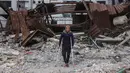 Mohammed Awwad, 36 tahun, berpose di depan rumahnya yang hancur di Jabalia, Jalur Gaza utara, pada 9 Februari 2025. (Bashar TALEB/AFP)