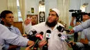 Imam Syed Safik Rahman mewakili komunitasnya mengecam aksi penembakan terhadap komunitas gay, Florida, Minggu (12/6). (Reuters/Joe Skipper)