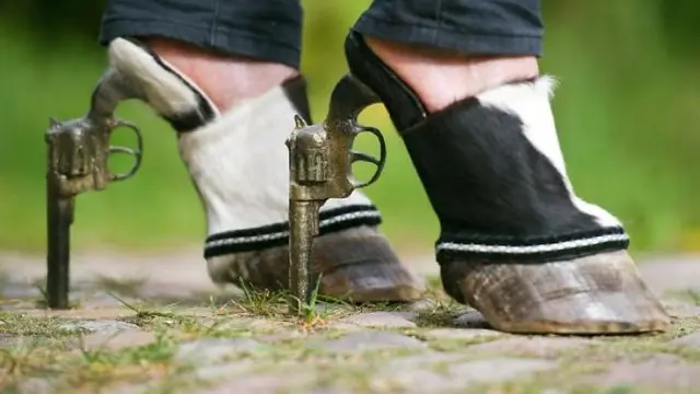 Sepatu aneh dan unik (photo: Instagram crimesagainstshoemanity/boredpanda)