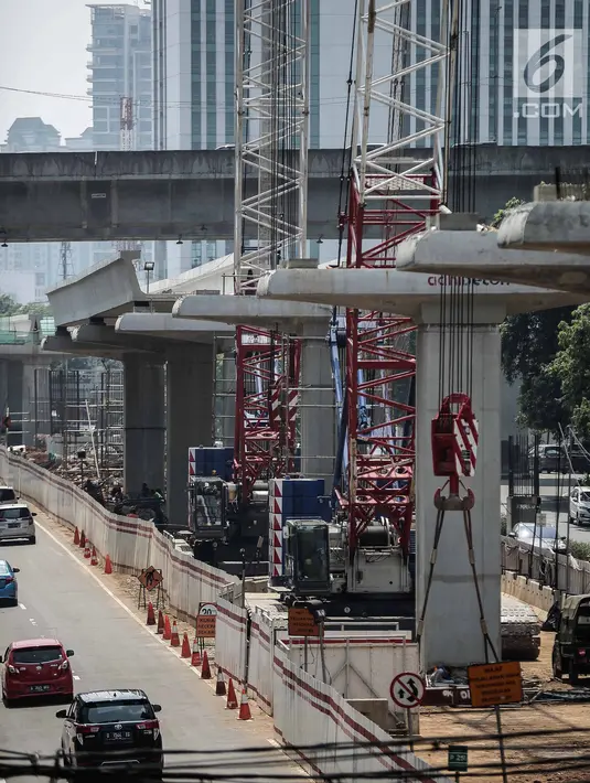 Alat-alat berat diparkir di Proyek Light Rail Transit (LRT) Cawang-Dukuh Atas di Jakarta, Kamis (10/5). Saat ini progress pengerjaan proyek Cawang-Dukuh Atas mencapai 22 persen dan ditargetkan dapat selesai pertengahan 2019. (Liputan6.com/Faizal Fanani)