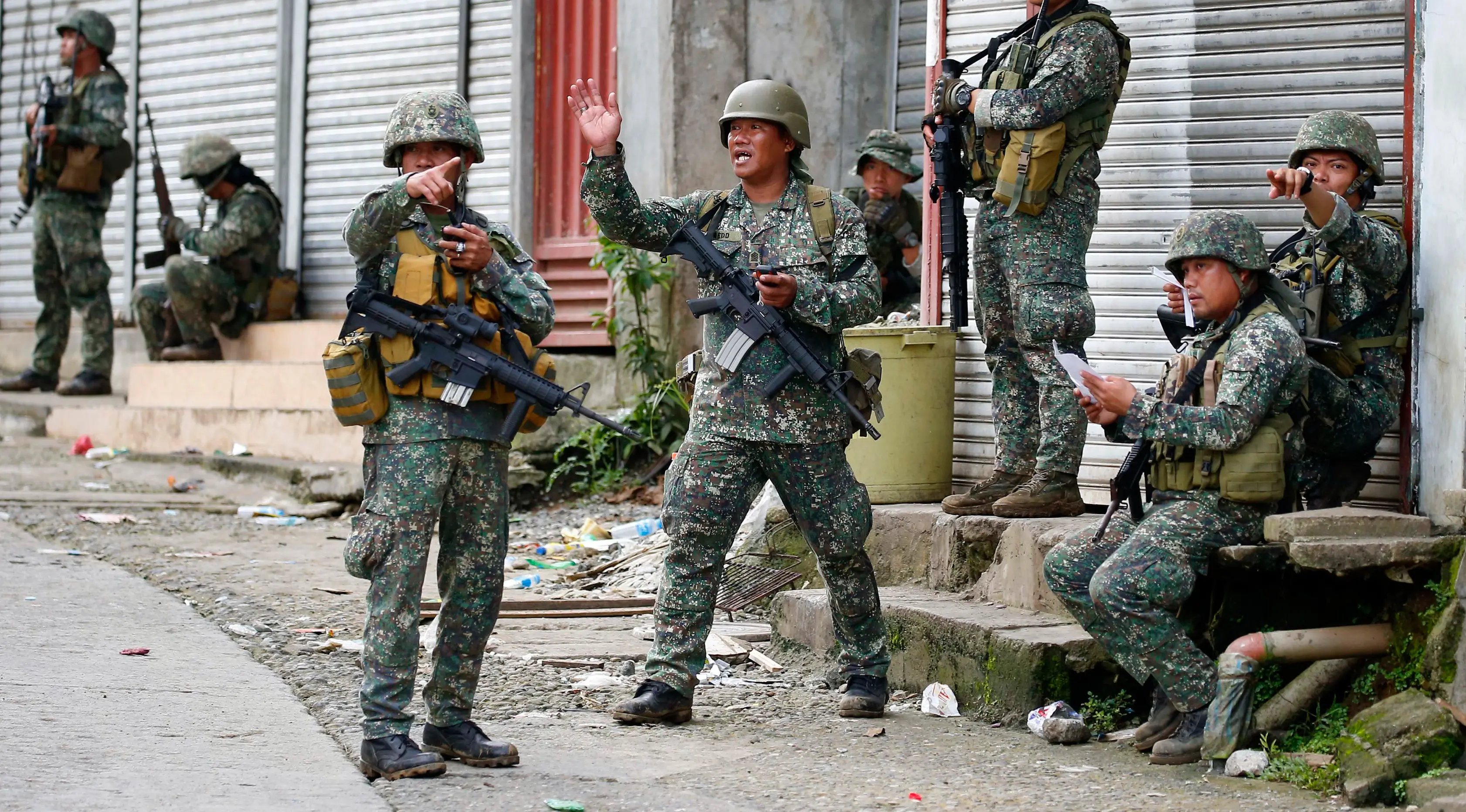 Sejumlah tentara pemerintah mengambil posisi saat memerangi kelompok Maute di Kota Marawi, Filipina, (28/5). Sekitar 61 militan, 20 anggota pasukan keamanan dan 19 warga sipil terbunuh akibat pertempuran tersebut. (AP Photo/Bullit Marquez)