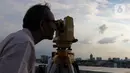 Menggunakan berbagai jenis teropong seperti Teleskop dan Theodolite, tim Hisab Rukyat Kanwil Kemenag DKI Jakarta berusaha memantau penampakan hilal. (Liputan6.com/Herman Zakharia)