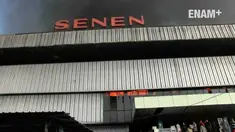 Pasar Senin mengalami kebakaran Kamis, 19 Januari 2017. Tampak pedagang panik mengeluarkan barang dagangan dari dalam kios