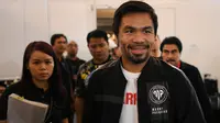 Petinju asal Filipina, Manny Pacquiao bersiap mengikuti sesi latihan di sebuah gym di Kuala Lumpur, Malaysia (11/7). Manny Pacquiao akan bertanding pada kelas welter melawan petinju Argentina Lucas Matthysse. (AFP Photo/Mohd Rasfan)