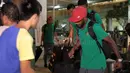 Kapten Timnas Indonesia, Boaz Solossa memasukan barang bawaanya ke mobil usai keluar dari gerbang Ninoy Aquino International Airport (NAIA), Manila, Filipina, (17/11/2016). (Bola.com/Nicklas Hanoatubun)