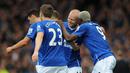 Pemain Everton merayakan gol kedua Steven Naismith ke gawang Chelsea dalam lanjutan Liga Premier Inggris di Stadion Goodison Park. Sabtu (12/9/2015). (EPA/Peter Powell)