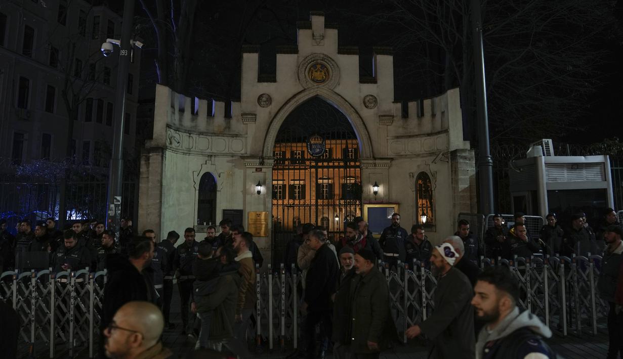 Polisi anti huru hara berjaga di pintu masuk konsulat Swedia saat protes di Istanbul, Turki, Minggu (22/1/2023). Insiden pembakaran Al-Qur'an pada 2023 ini terjadi ketika situasi geopolitik Turki dan Swedia sedang bermasalah. (AP/Khalil Hamra)
