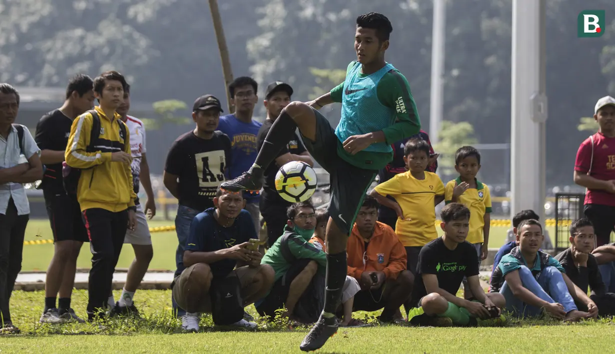 Pemain Timnas Indonesia, Putu Gede mengontrol bola saat latihan di Lapangan ABC Senayan, Jakarta, Minggu (18/3/2018). Latihan ini merupakan persiapan jelang laga uji coba melawan Singapura. (Bola.com/Vitalis Yogi Trisna)