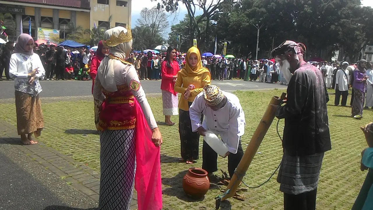 Salah satu proses kawin cai yang dibawakan salah satu perwakilan kampung adat di Garut