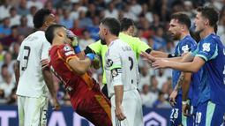 Wasit awalnya tak melihat aksi Carvajal itu. Tetapi para pemain Marseille langsung memprotes sehingga wasit akhirnya memberikan kartu merah setelah meninjau video. (AFP/Thomas Coex)