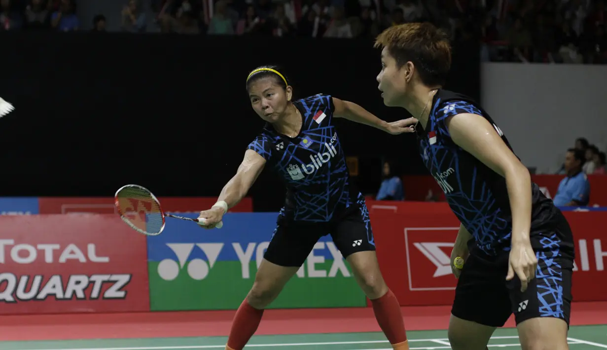 Pebulutangkis Indonesia, Greysia Polii / Apriyani Rahayu, mengembalikan kok saat melawan pasangan Bulgaria pada Indonesia Masters 2019 di Istora Senayan, Jakarta, Rabu (23/1). Greysia / Apriyani lolos ke babak kedua. (Bola.com/M. Iqbal Ichsan)
