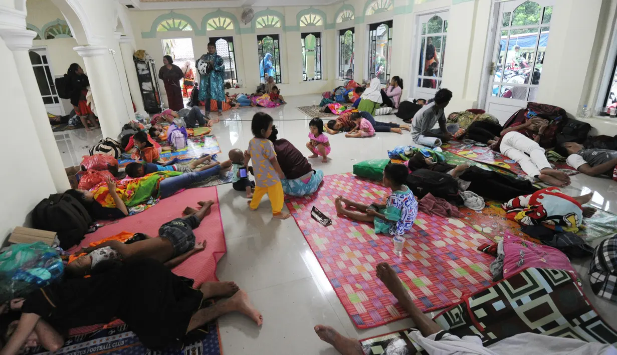 Pengungsi bencana tsunami beristirahat di sebuah masjid di Tenjolahang, provinsi Banten, Rabu (26/12). Tsunami Selat Sunda menerjang kawasan pesisir pantai di Pandeglang, Serang, Banten dan Lampung Selatan pada 22 Desember 2018. (Sonny TUMBELAKA / AFP)