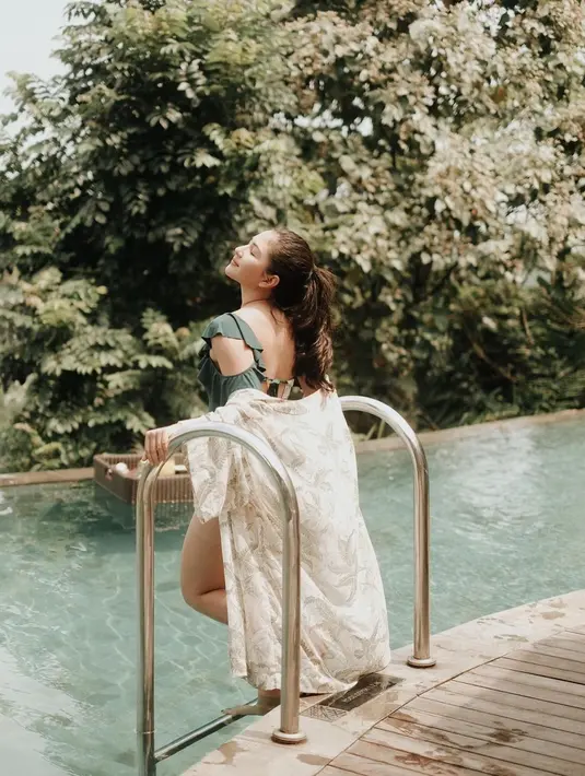 Tak hanya bersantai di pinggir kolam renang, Jessica Mila juga menikmati liburan santainya dengan berenang. Momen Jessica Mila hendak berenang ini berhasil bikin warganet terpesona. Tak ayal, foto Jessica Mila di pinggir kolam ini banjir like dan komentar dari netizen. (Liputan6.com/IG/@jscmila)