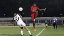 Bek Timnas Indonesia U-16, Alexandro Felix, berebut bola dengan pemain Brunei Darussalam pada laga babak Kualifikasi Piala AFC U-16 2020 di Stadion Madya, Jakarta, Jumat (20/9). Indonesia menang 8-0 atas Brunei. (Bola.com/Yoppy Renato)