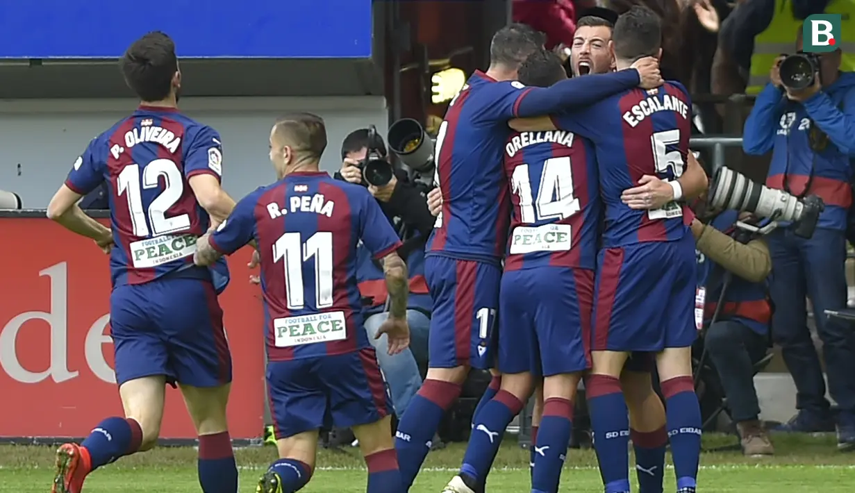 Para pemain Eibar merayakan gol yang dicetak Sergi Enrich ke gawang Real Madrid pada laga La Liga di Stadion Ipurua, Eibar, Sabtu (24/11). Eibar menang 3-0 atas Madrid. (AFP/Ander Gillenea)
