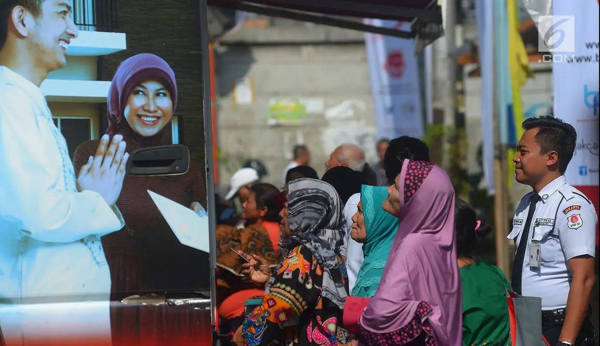 Warga mengantre untuk mendapatkan Kartu Lansia Jakarta (KLJ) di Kelurahan Tanah Tinggi, Jakarta, Selasa (8/5). Para lansia penerima KLJ mendapatkan uang tunai sebesar Rp 600 ribu setiap bulan. (Merdeka.com/Imam Buhori)