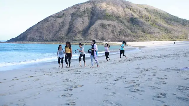 Liburan Bareng Andalan Feminine Care: Mendaki Bukit Merese dan Pound Fit di Pantai Mawun