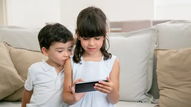 Hindari Screentime yang Berlebihan pada Anak