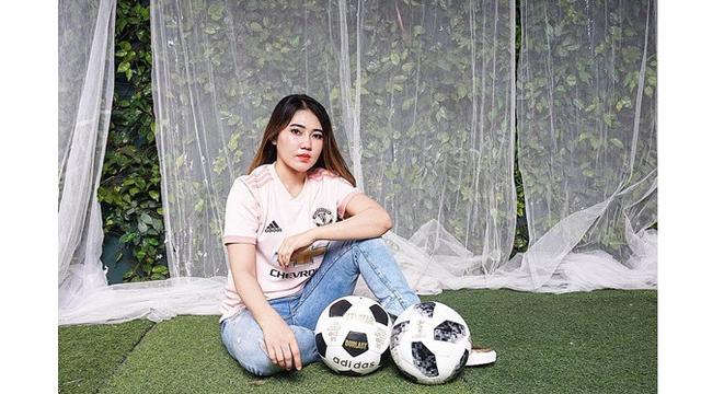 6 Potret Via Vallen Pakai Jersey Manchester United, Makin Cantik Saja