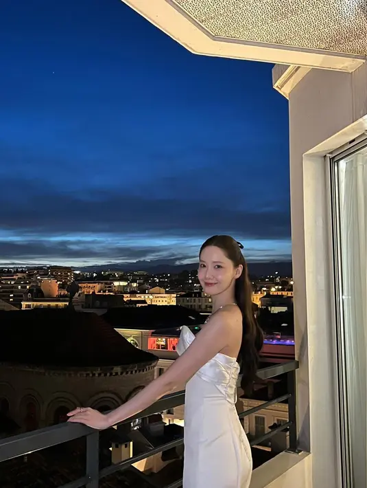 Yang paling menarik perhatian adalah kecantikannya yang luar biasa Ketika YoonA disorot secara close-up. Kulit putih bersihnya dan ia juga terlihat mengenakan lensa kontak abu-abu yang membuat matanya terlihat lebih tegas. [Foto: Instagram/yoona__lim]