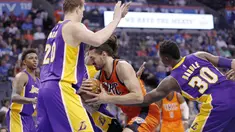 Pemain Oklahoma City Thunder, Steven Adams dihadang para pemain  Los Angeles Lakers pada lanjutan NBA basketball game di Oklahoma City, (30/10/2016). Oklahoma City menang 113-96. (AP/Alonzo Adams)