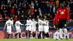 Pemain Valencia merayakan gol Carlos Soler ke gawang Manchester United (MU) pada babak penyisihan Grup H Liga Champions di Stadion Mestalla, Valencia, Spanyol, Rabu (12/12). Valencia menang 2-1 atas MU. (AP Photo/Alberto Saiz)