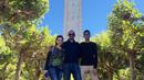 Najwa Shihab dan suami, mengantar Izzat Assegaf ke California untuk menempuh pendidikan di Berkeley University. (Foto: Instagram/@izzatassegaf)