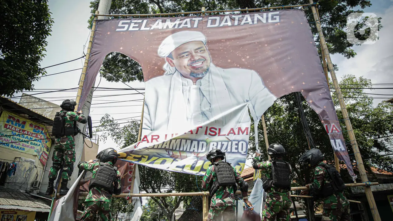 FOTO: TNI Copot Paksa Baliho Rizieq Shihab di Petamburan