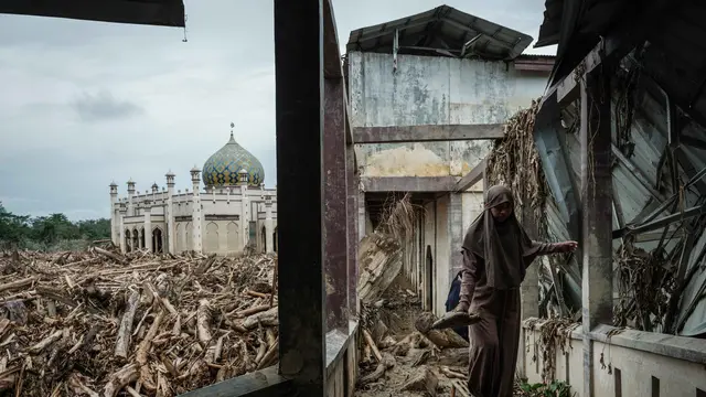 Potret Miris, Lumpur Sisa Banjir dan Kayu Gelondongan Kayu Masih Tutupi Pesantren Darul Mukhlisin di Aceh Tamiang