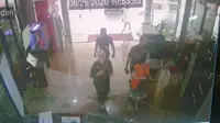 Tangkapan kamera CCTV menunjukkan Jaksa Pinangki Sirna Malasari mengenakan baju tahanan saat diperiksa penyidik Jampidsus Kejagung. (Sumber: MAKI)