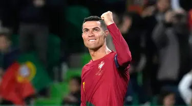 Pemain Portugal Cristiano Ronaldo merayakan gol ke gawang Liechtenstein pada pertandingan sepak bola Grup J Kualifikasi Euro 2024 di Stadion Jose Alvalade, Lisbon, Portugal, Kamis (23/3/2023). (AP Photo/Armando Franca)