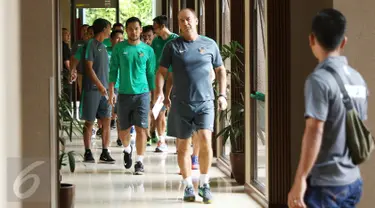 Pemain Timnas Indonesia berjalan usai melakukan latihan ringan di Hotel Aston Lake Sentul, Bogor, Rabu (14/12). Indonesia akan menjamu Thailand di laga pertama final Piala AFF 2016 di Stadion Pakansari, Bogor. (Liputan6.com/Helmi Fithriansyah)