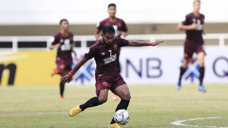 Gelandang PSM Makassar, Zulham Zamrun, bersiap melepas tendangan saat melawan Lao Toyota FC pada laga Piala AFC 2019. (Bola.com/M. Iqbal Ichsan)