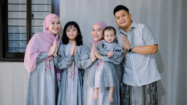 8 Gaya Kompak Keluarga Artis Pakai Baju Kembaran di Momen Idul Adha 2024, Dinda Hauw Pakai Baju Melayu hingga Margin Wieheerm Serba Merah