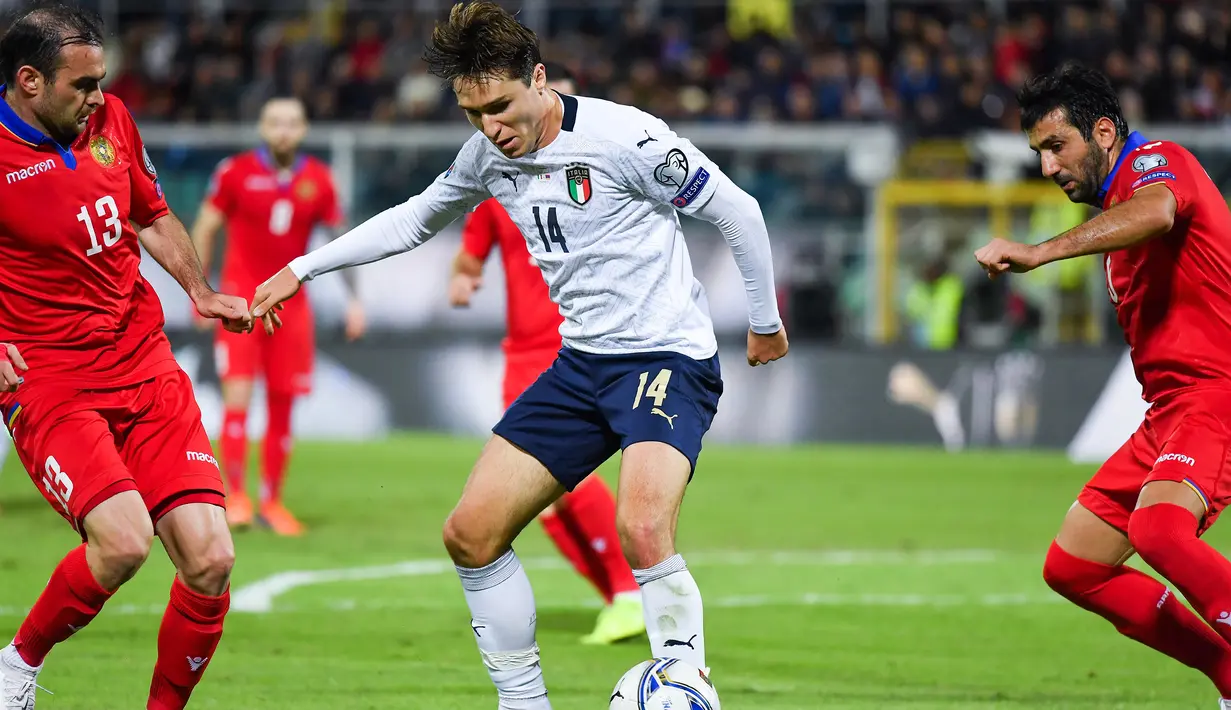 Striker Italia, Federico Chiesa, mengontrol bola saat melawan Armenia pada laga Kualifikasi Piala Eropa 2020 di Stadion Renzo Barbera, Palermo, Senin (18/11). Italia menang 9-1 atas Armenia. (AFP/Andreas Solaro)