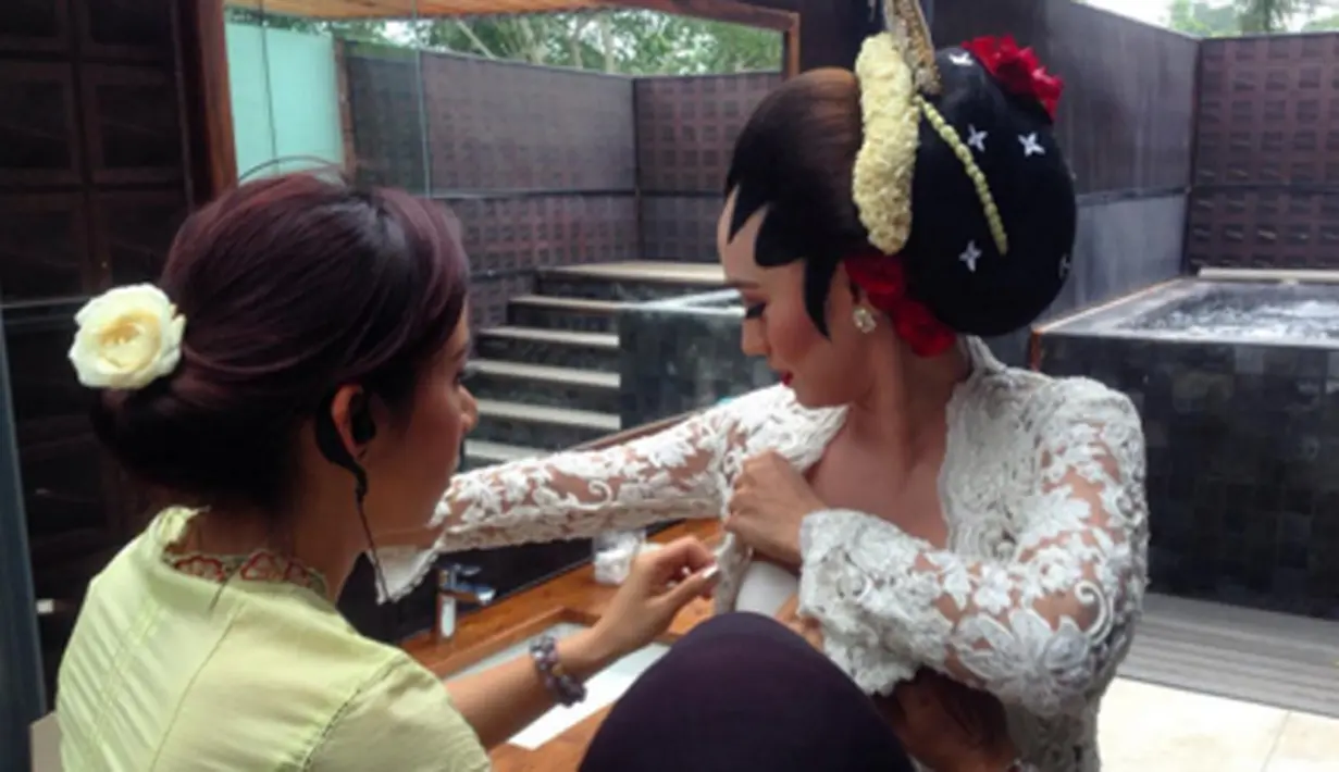 Acara pernikahan Alexandra Gottardo dan Arif digelar di Djati Lounge Malang. Persiapan pun dilakukan agar acara bahagia ini berjalan lancar. (via instagram/@rexa_wedding)