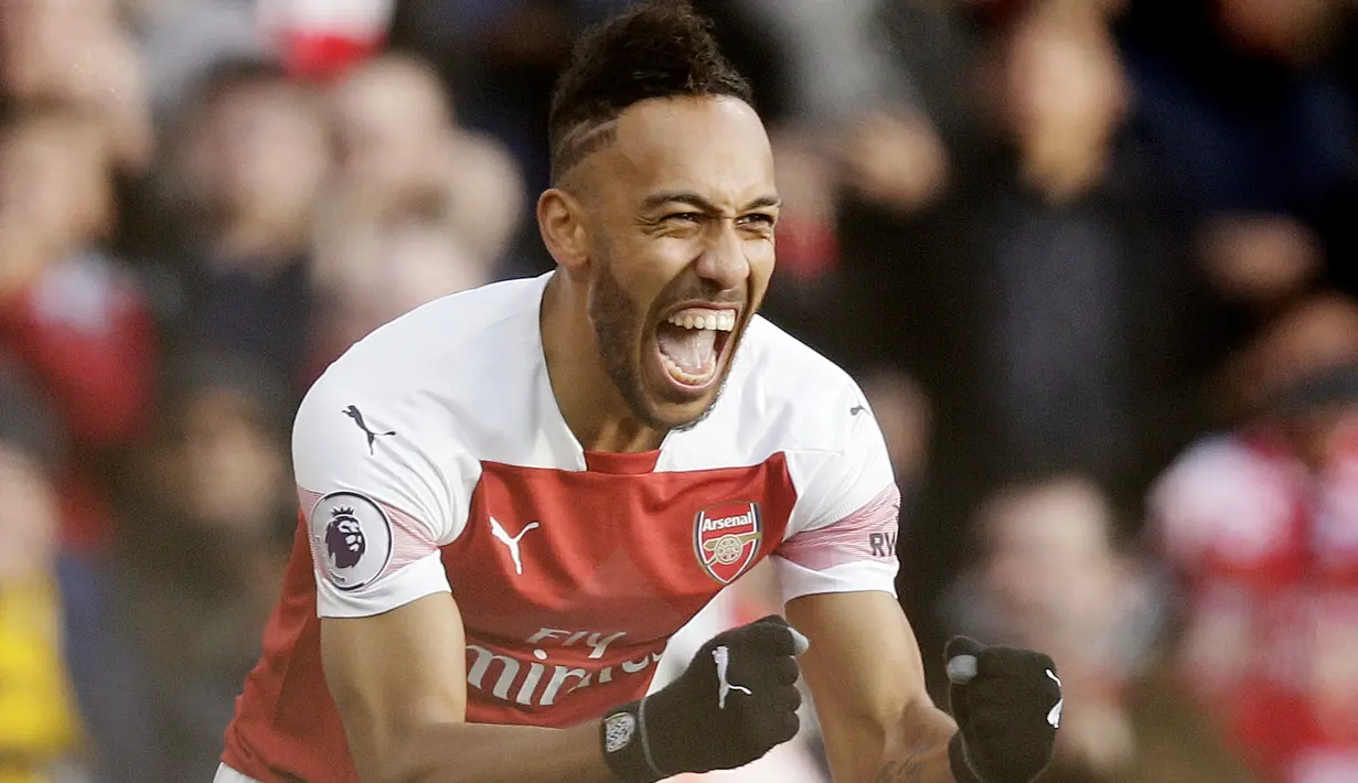 Striker Arsenal, Pierre-Emerick Aubameyang, melakukan selebrasi usai membobol gawang Burnley FC pada laga Premier League di Stadion Emirates, Sabtu (22/12). Arsenal menang 3-1 atas Burnley FC. (AP/Tim Ireland)