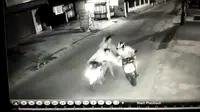 Detik-detik aksi kawanan begal bercelurit saat merampas motor korban yang terekam CCTV. (Liputan6.com/Bam Sinulingga)