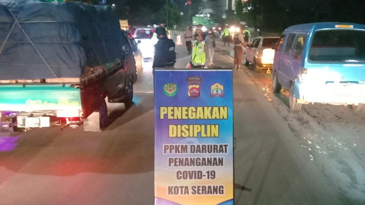 Posko PPKM Darurat di Serang Timur, Banten. (Foto: Liputan6.com/Yandhi Deslatama)