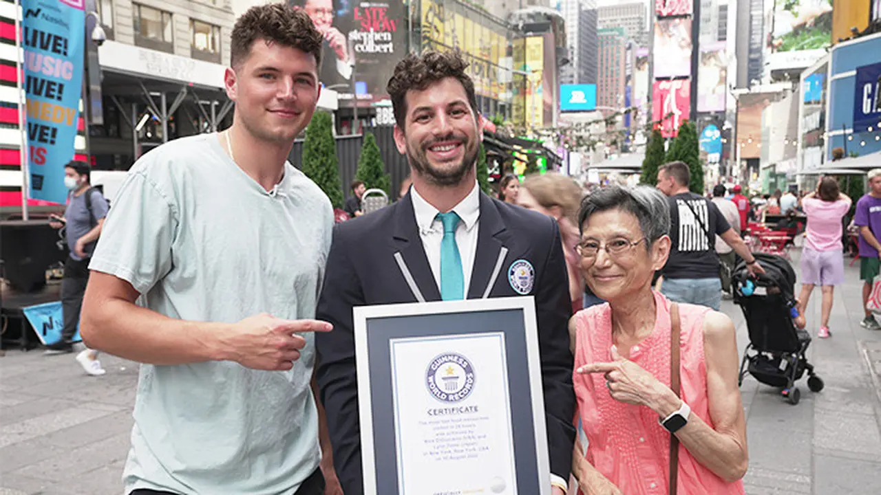 Nick dan Lynja berforo bersama tim dari Guinnes World Record di depan Times Square.