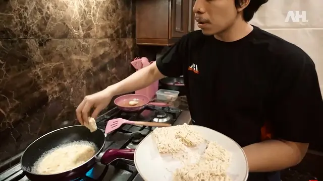 Momen Atta Halilintar Masak Pertama Kali Untuk Aurel, Jadi Suami Romantis. (Sumber: YouTube/Atta Halilintar)